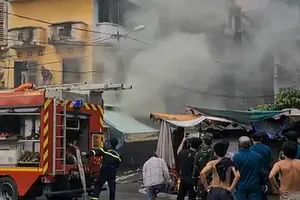 Cảnh sát cứu cụ bà ngạt khói trong nhà cháy ở TP.HCM