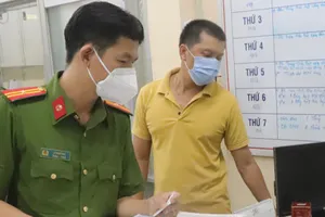 Khởi tố cán bộ phường tổ chức tiêm vaccine lấy tiền ‘đút túi’