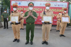 3 CSGT ở TP.HCM được Thứ trưởng Bộ Công an tới tận chốt trao bằng khen