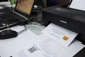 Làm giấy đi đường giả, giấy tiêm vaccine bán qua Facebook