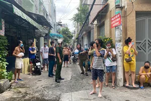 Cháy nhà, 5 năm người mắc kẹt, hàng chục người phải di tản