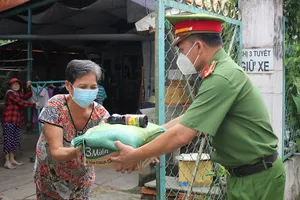 Công an quận 12 tiếp tục ra quân đợt 3 hỗ trợ người dân khó khăn