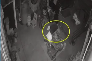 Trộm chui vào nhà bẻ khóa lấy xe ba gác chở hàng từ thiện ở Bình Chánh