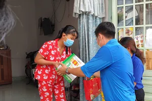 Đoàn viên Thanh niên quận 12 đến với các em bé mất mẹ do COVID-19