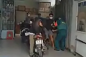 Các bên nói gì về vụ xô xát xảy ra ở trụ sở khu phố, phường Bình Hưng Hòa B?