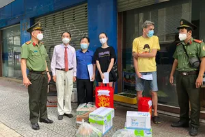 Hàng chục người nước ngoài khó khăn được công an tặng quà