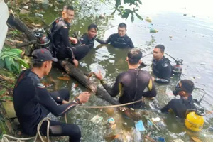 2 người nhảy xuống ao tự tử rồi bơi vào bờ khiến cảnh sát vất vả lặn tìm