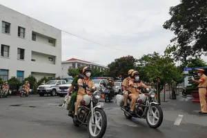 Công an ra quân gỡ chốt, dân vừa mừng vừa lo