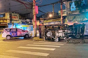 Va chạm taxi ở ngã tư quận Gò Vấp, ô tô tải lật ngang