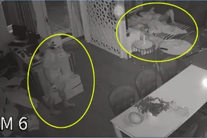 Mặc cho gia chủ ngủ ngay cửa, trộm vào lục tung nhà trong 1 tiếng đồng hồ