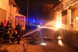 Cháy nổ ở xưởng sơn hàng trăm mét vuông trong đêm