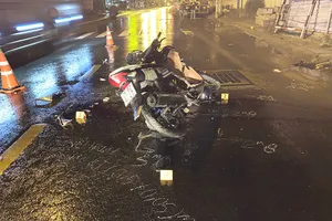 Truy tìm tài xế xe tải cẩu rời khỏi hiện trường sau tai nạn