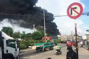 Cháy dữ dội ở kho hải sản lan sang xưởng gỗ bên Quốc lộ 1