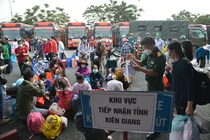 Người dân miền Tây được bộ đội đưa về tận nhà, còn hỗ trợ quà