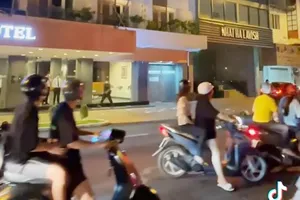 1 phụ nữ trong khách sạn la hét, ném đồ xuống đường ở trung tâm quận 1