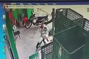 Giả vờ ngất xỉu, nhờ bảo vệ mua nước để lấy xe SH dựng trước cửa hàng