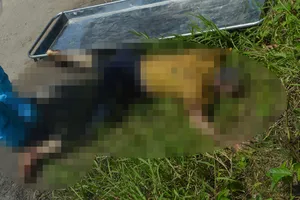 Thi thể người đàn ông nổi cùng đám bèo trên sông Sài Gòn