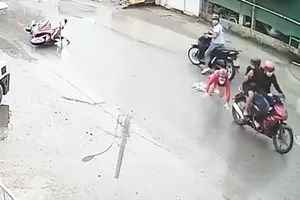 2 kẻ cướp giật kéo lê cô gái giữa đường ở Hóc Môn 