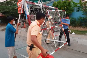 Chùm ảnh: Công an tháo gỡ chốt chặn ở các cửa ngõ ra vào TP.HCM