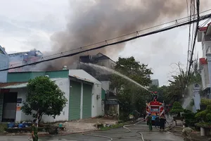 Bà bán vé số thấy cháy, kêu cứu nhưng không ai nghe