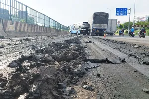 Truy tìm xe làm đổ bùn ra Quốc lộ 1 gây tai nạn giữa 2 ô tô