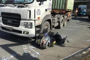 Người phụ nữ bị xe container cán tử vong gần UBND quận 12