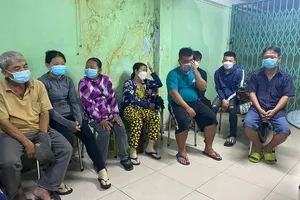 Công an làm việc với nhóm người tự thu phí đỗ ô tô quanh BV Đại học Y dược