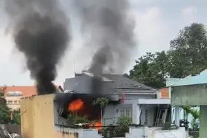 Cháy nhà 3 tầng kèm các tiếng nổ ở quận 10