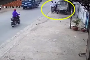 Xe ba gác máy đã tháo cần khởi động vẫn bị 4 thanh niên trộm trong vài giây