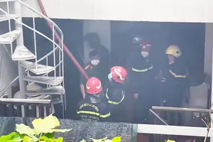 8 người mắc kẹt trong đám cháy nhà 4 tầng trên đường Trần Hưng Đạo