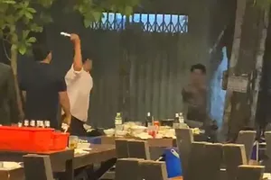 Gò Vấp: Dùng chai bia chọi nhau ở quán nhậu trong đêm