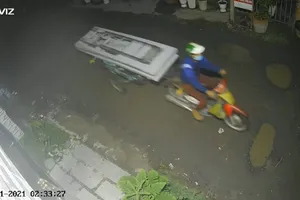 Trộm lái ba gác đi tháo cổng sắt, lấy thang nhôm ở Bình Chánh