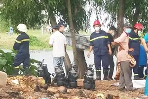 2 phụ nữ không ngăn được 1 ông nhảy cầu Bà Hom