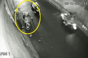 Vừa chạy xe tới đón vợ thì bị trộm bẻ khóa lấy mất