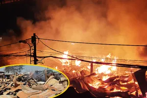 Hiện trường tan hoang sau vụ cháy 6 tiếng đồng hồ ở quận 12