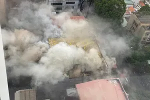 Quán bar ở trung tâm TP.HCM cháy dữ dội, nhiều người tháo chạy 