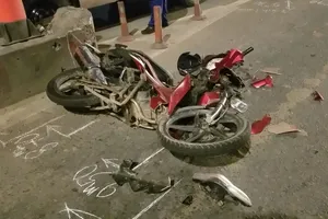 Hai vợ chồng đi xe máy va chạm với container, vợ tử vong