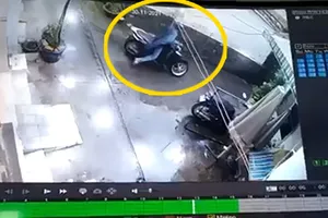 Xe SH để trong mưa, ngay cửa nhà vẫn bị trộm bẻ khóa cổ lấy mất