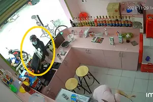 Chở theo trẻ em dàn cảnh mua trà sữa để trộm iPhone ở Gò Vấp