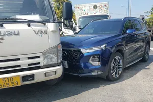 3 ô tô tông liên hoàn, giao thông kẹt cứng ở Bình Tân