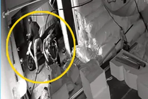 Xe SH 300 triệu quên rút chìa khóa trong hầm xe bị 2 kẻ trộm lấy mất