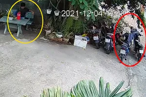 Trộm lấy xe cách người ngồi canh chỉ vài mét