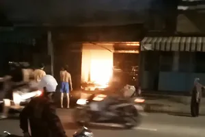 Nam thanh niên la lối rồi rời đi thì nhà bốc cháy