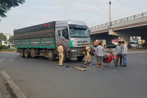 Va chạm với xe tải, người phụ nữ bị cuốn vào gầm xe