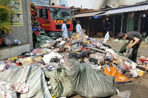 Cháy ở công ty viễn thông, các chủ cửa hàng kế bên ôm đồ tháo chạy