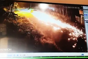 Nhân viên ngân hàng lái bán tải, kéo lê xe máy của công an bỏ chạy