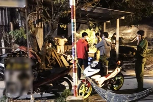 Nhóm 'phượt' gặp khúc cua, 4 xe máy lao vào nhà dân 