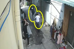 Kẻ trộm xe bị chủ nhà đuổi chạy ở Bình Tân