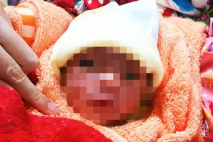 Bé trai còn dây rốn bị bỏ trong thùng rác ở Bình Chánh