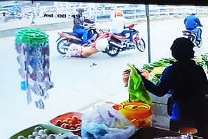 Người bán vé số bị kẻ trộm xe kéo lê hơn 30 m trên đường